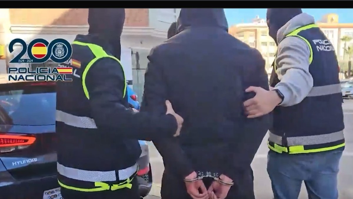 Membru al celulei neonaziste spaniole The Base arestat de Poliția Națională a Spaniei Captură X