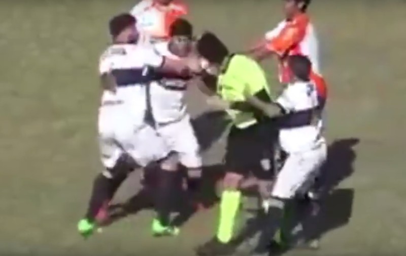 Un fotbalist a schimbat sportul în timpul meciului: a făcut box cu arbitrul! Jocul a fost întrerupt! | VIDEO