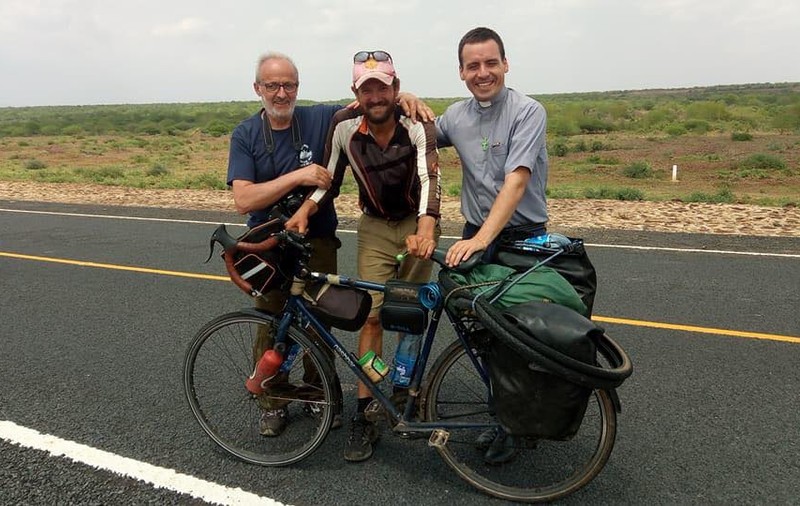 Un român face turul Africii pe bicicletă. Un preot român l-a întâlnit şi i-a oferit cazare