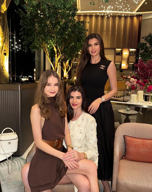 Mesajul Monicăi Gabor pentru fiica și sora ei. Cum au fost surprinse cele trei în Dubai. „Una îmi poartă inima spre viitor, cealaltă îmi poartă trecutul”
