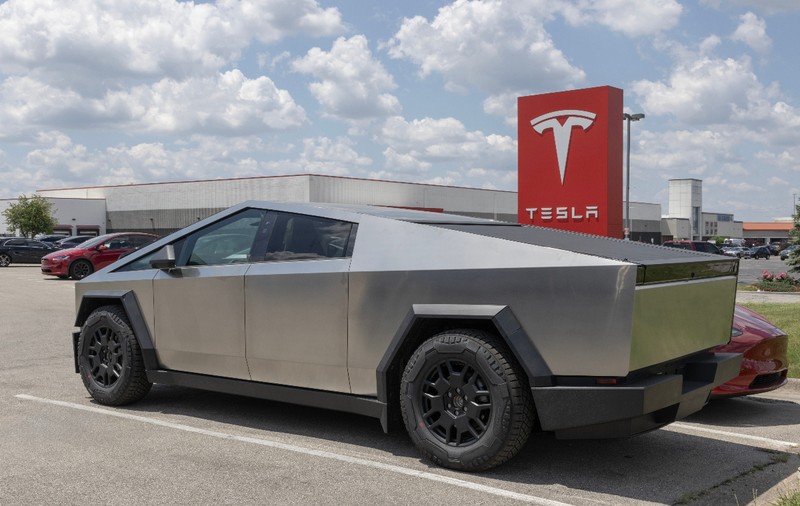 Un șofer cu Tesla Cybertruck a fost oprit de Poliție la Lugoj și a aflat că nu avea voie să conducă mașina din cauza Codului Rutier din România