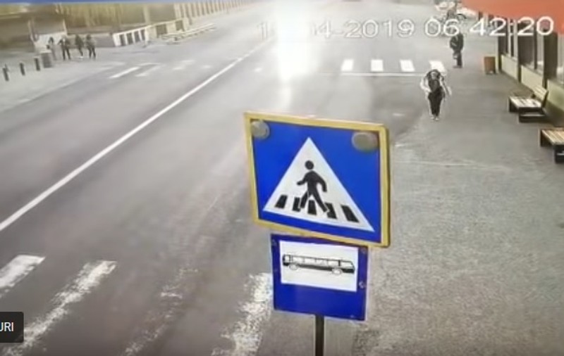 VIDEO/ Momentul șocant în care o tânără de 15 ani din Bistrița este spulberată de un microbuz pe trecerea de pietoni