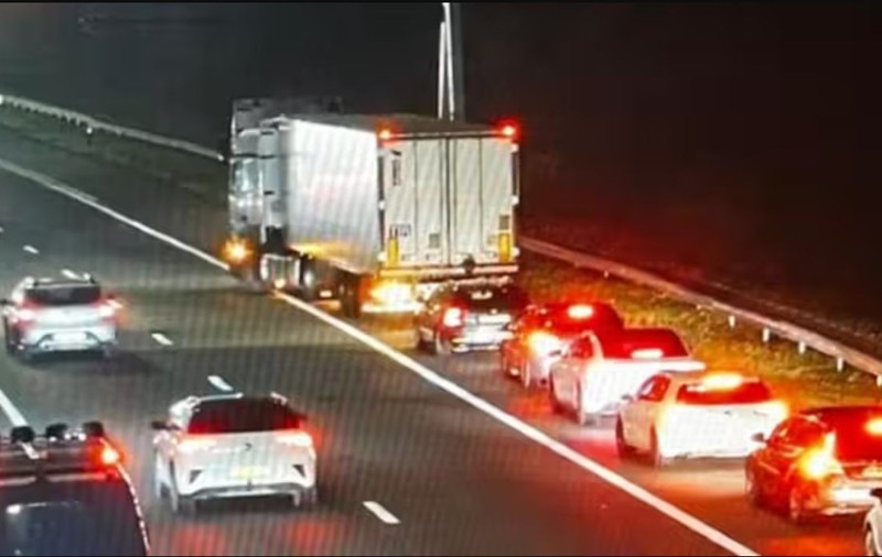 Un șofer de TIR a oprit pe banda de urgență ca să se culce și a făcut coadă de zeci de mașini în spatele lui, pe o autostradă din Olanda