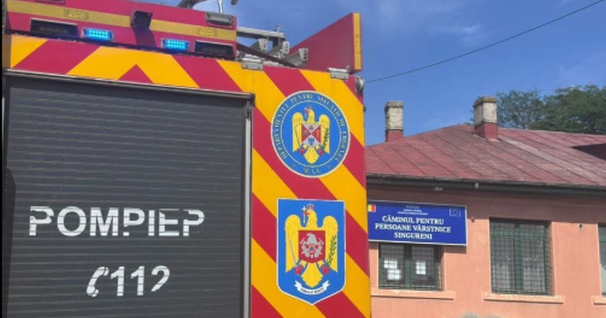 O mașină de pompieri stă în fața Căminului de bătrâni din Singureni, județul Giurgiu, iunie 2026