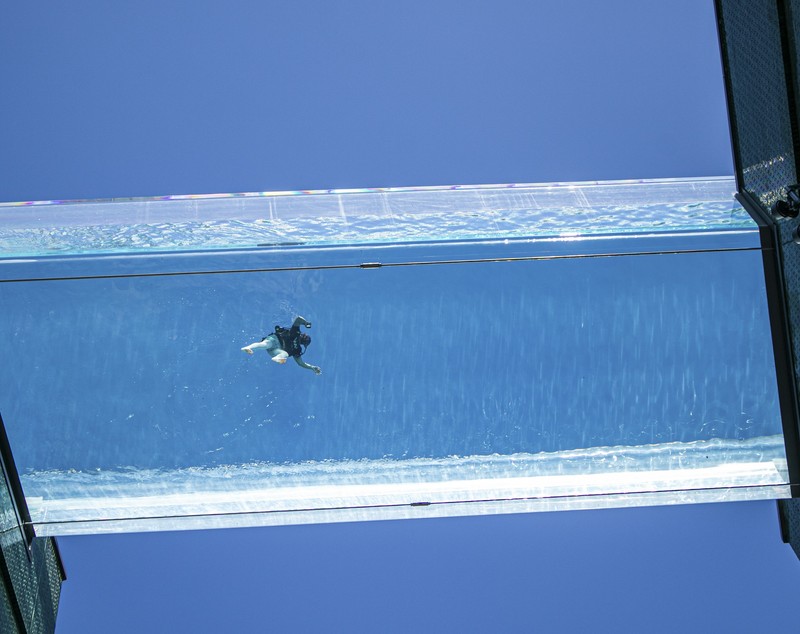 Cum arată piscina unicat din Londra, construită la 35 m înălțime, între două blocuri