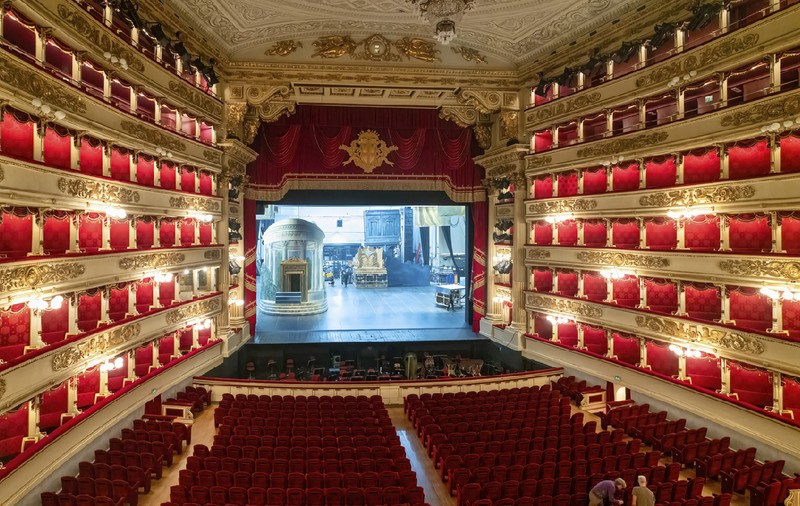 Un teatru celebru din Milano interzice accesul în pantaloni scurți și tricouri fără mâneci. Ce riscă spectatorii care ignoră regula