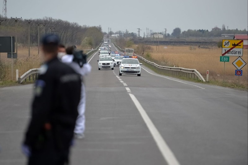 Când au intervenit la Țăndărei, autoritățile au alcătuit un convoi de mașini, care a defilat spre localitate demonstrativ, filmate de televiziunile care fuseseră anunțate din vreme. Foto: Hepta