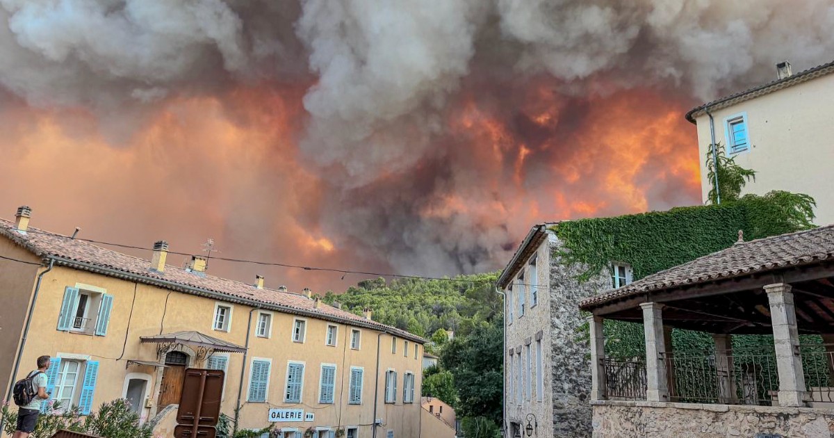 Un incendiu major de vegetație și un nor uriaș de fum se vede în apropierea unor case din Franța