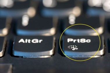 Tasta PrtSc (print screen) pe laptop