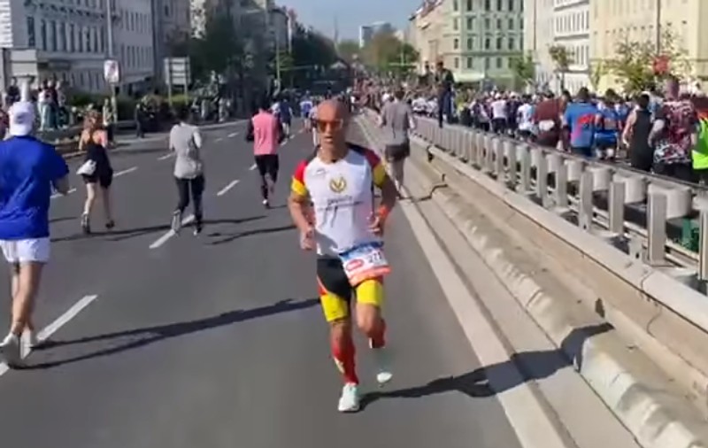 Un sportiv german a alergat cu spatele, într-un picior, semimaratonul de la Viena. În cât timp a terminat cursa