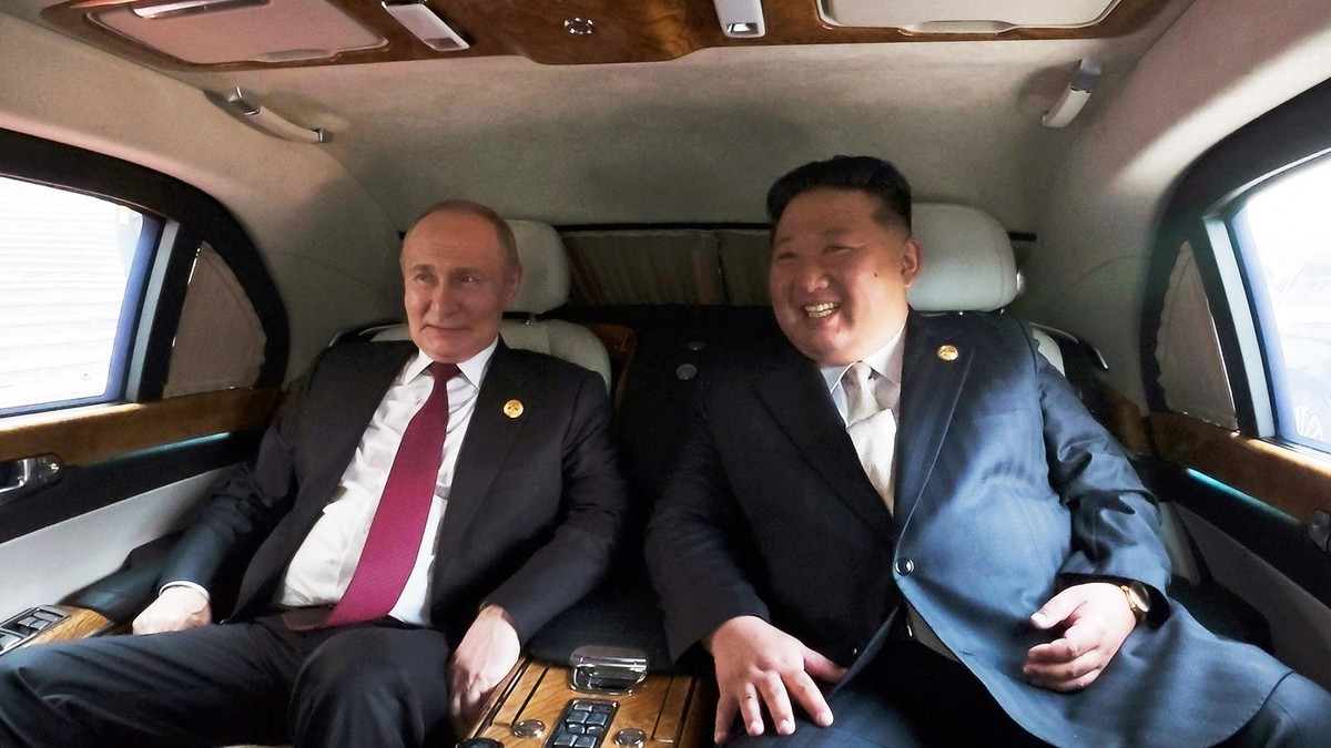 Beijing, 3 septembrie 2025 - Vladimir Putin (stânga) și Kim Jong-un sunt transportați în aceeași mașină, după parada militar organizată de Xi Jinping Foto: Profimedia
