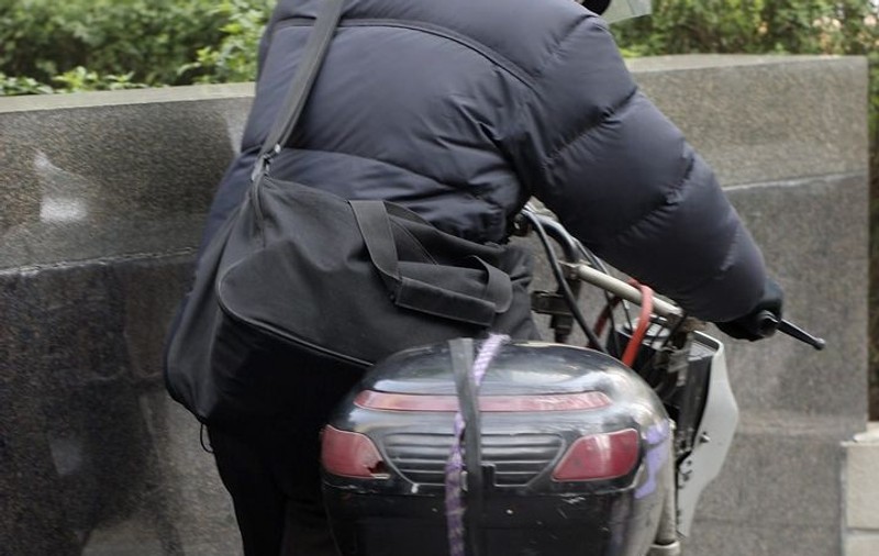 A dat foc în glumă la o urmă de benzină şi a distrus un moped