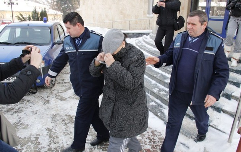 25 de ani de puşcărie după ce şi-a ucis şi tranşat mama! Citeşte POVESTEA UNEI CRIME ODIOASE