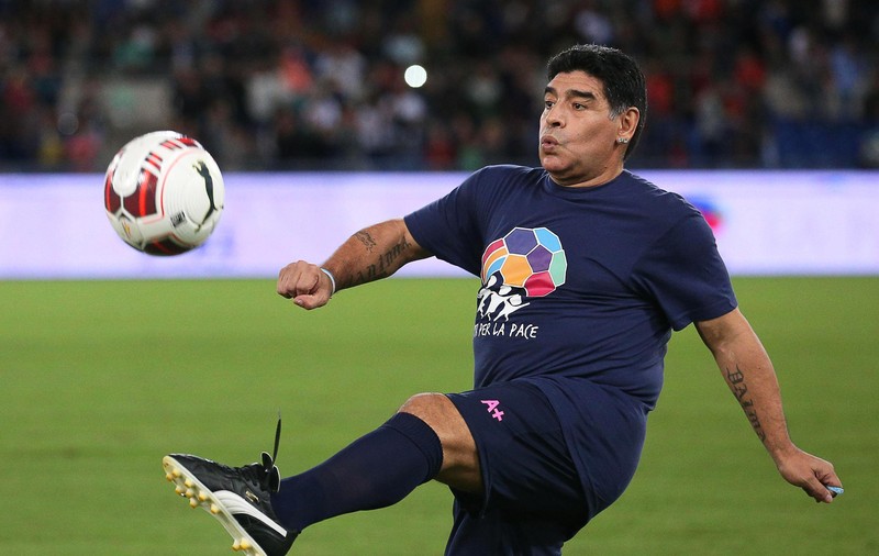 Diego Maradona a împlinit, astăzi, 55 de ani. ^ ”Mi-a luat tricoul și l-a aruncat în iarbă. Era supărat, nu l-am lăsat să pună piciorul pe minge!