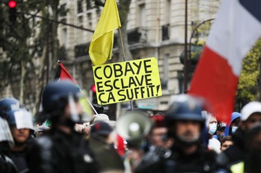 „Cobai, sclavi, ajunge!” este unul dintre mesajele afișate la protestele din Franța | Foto: EPA