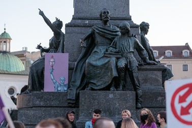 Statuia din centrul Cracoviei cu un desen al statuii din Kiev, „Mama Ucraina”, în sabia căreia e înfipt capul lui Putin