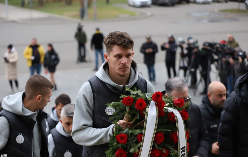 Cele două cuvinte scrise de FCSB pe coroana depusă lângă sicriul lui Helmut Duckadam la Arena Națională. FRF a avut același mesaj