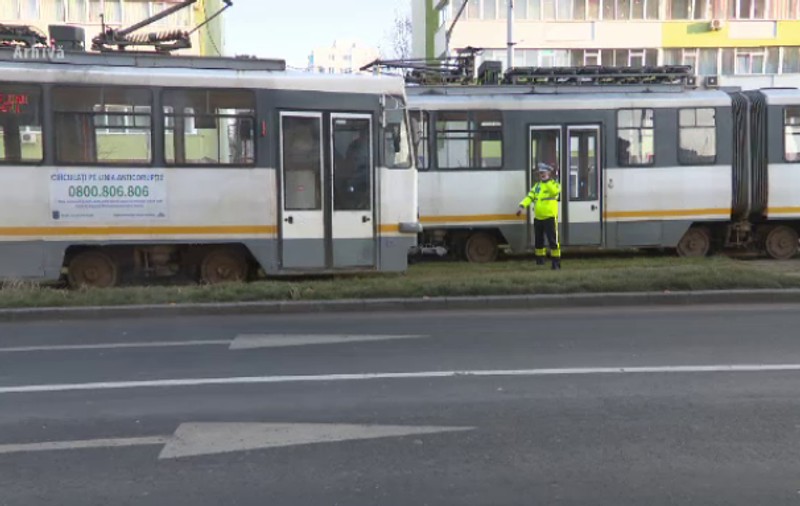 O tânără a ajuns la spital cu piciorul tăiat de tramvai, în Capitală