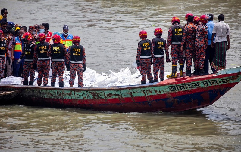 Zeci de oameni au murit în Bangladesh, după ce un feribot a naufragiat
