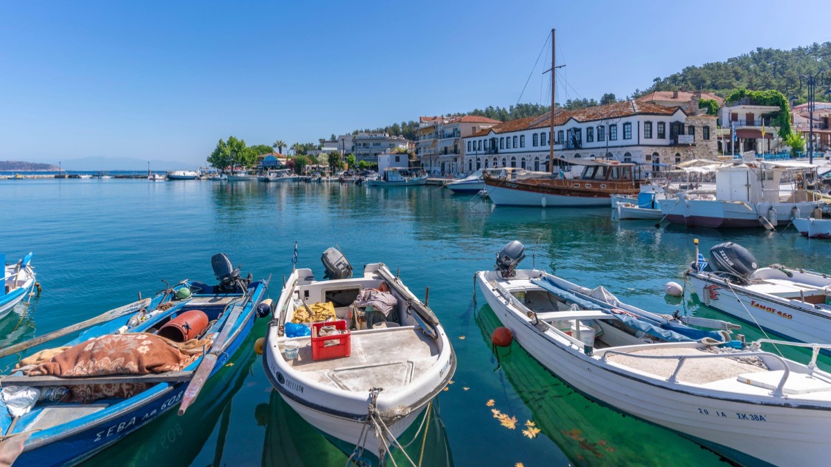 Mai multe bărci la mal, în Thassos, Grecia