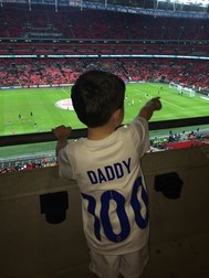 Rooney junior alături de tatăl său la meciul cu Slovenia. foto: Facebook.com