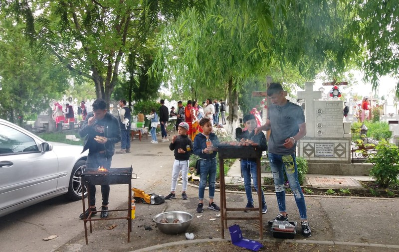 VIDEO | Petrecere cu grătare printre mormintele dintr-un cimitir din Ploiești