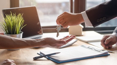 Realtor,Agent,Giving,A,Key,Of,Apartment,To,New,Owner