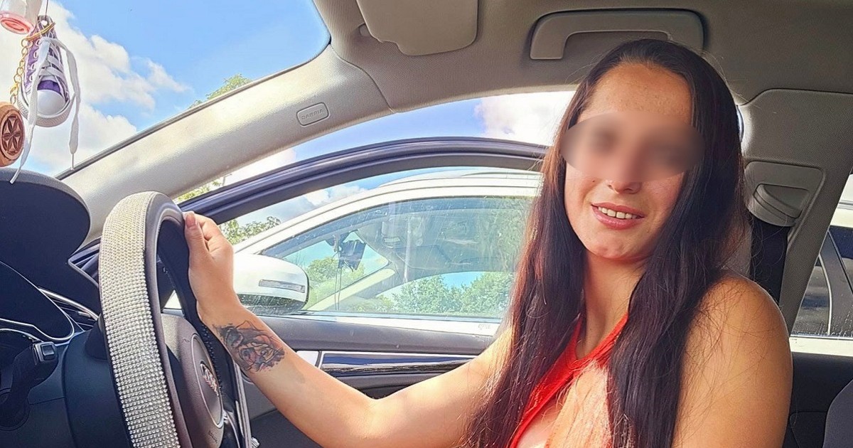 În imagine este Mihaela P, într-o mașină