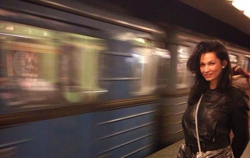 NICOLETA LUCIU radiază la Budapesta! Momente de tandreţe cu soţul, în plină stradă!