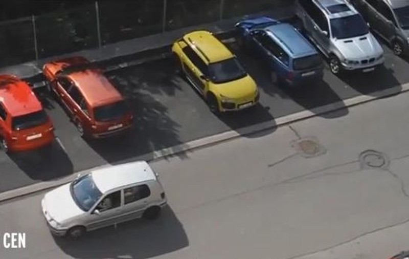 Să fie ASTA cea mai PROASTĂ parcare din lume? Uite în ce hal se chinuie o şoferiţă! | VIDEO MEMORABIL