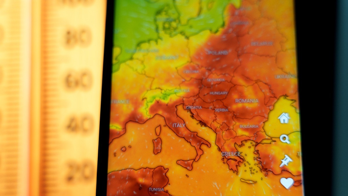 O hartă meteo a Europei, unele dintre zone sunt marcate cu roșu sau portocaliu, indicând astfel țările în care este caniculă