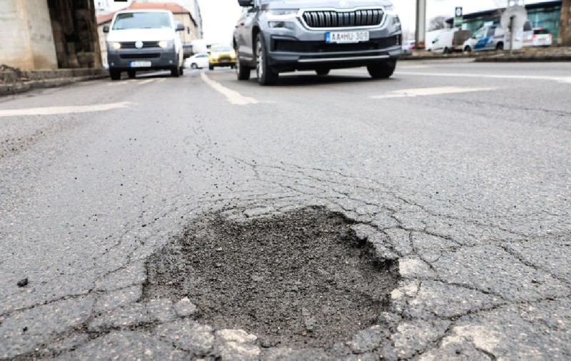 Sute de șoferi și-au rupt mașinile în cele 3.791 de gropi din Budapesta. Ce despăgubiri plătesc autoritățile