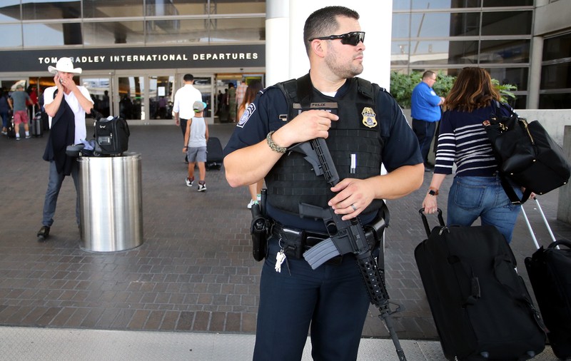 Clipe de panică pe aeroportul din Los Angeles! Pasagerii au fost evacuați, iar avioanele au fost blocate pe pistă