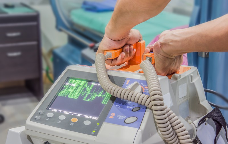 Cum se utilizează corect defibrilatorul. Cine poate face defibrilarea?