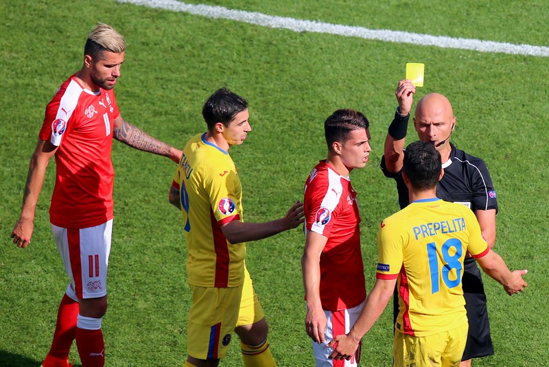 Andrei Prepeliță (nr. 18) a primit un cartonaș galben în timpul meciului România-Elveția (1-1) de la Euro 2016. (FOTO: EPA)