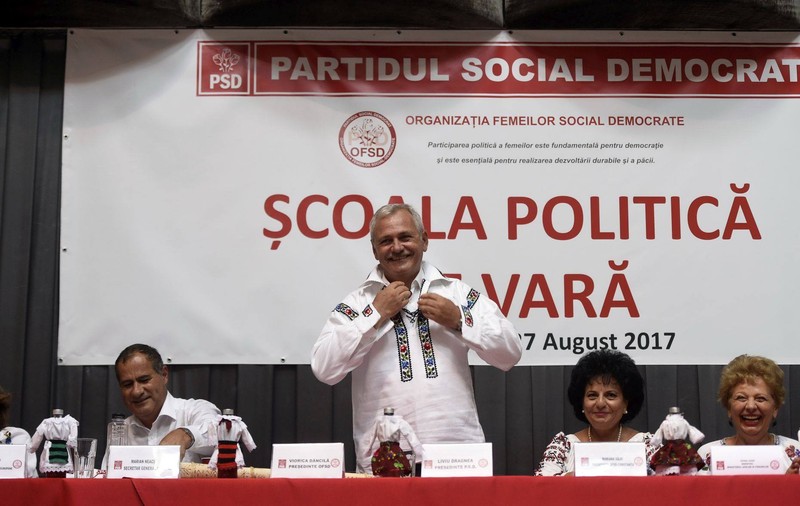 Dragnea, primit cu pâine, sare și țuică, de femeile social-democrate: Nicio femeie din PSD nu m-a înșelat!