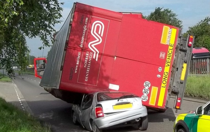 MIRACOL ABSOLUT! Femeia care a scăpat cu viaţă când moartea i-a aruncat un container în faţă | FOTO INCREDIBIL