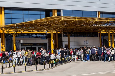 Aeroportul din Cluj-Napoca, luat cu asalt de muncitorii români care se înghesuiau să prindă un loc în cursele cu destinația Germania | Foto: INQUAM Photos/ Manases Sandor