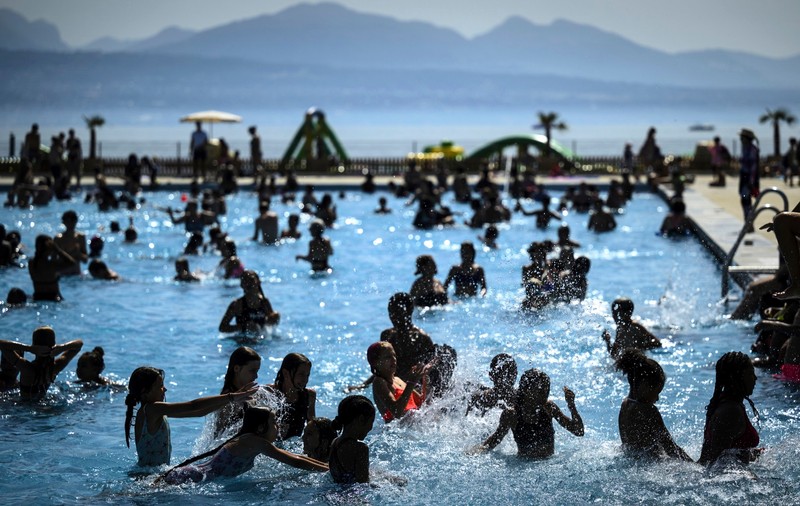 Elveția interzice grupurile de turiști chinezi la piscină în orele aglomerate: prea gălăgioși, prea puțină experiență