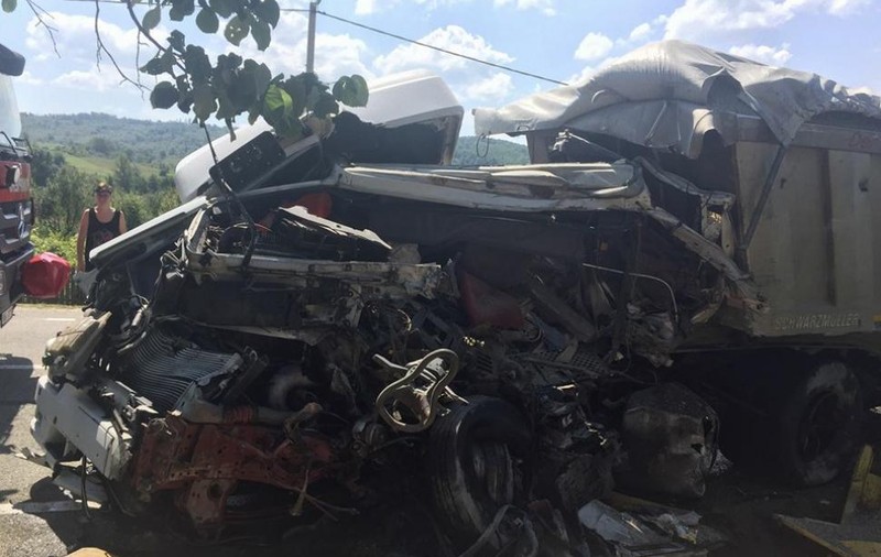 Doi șoferi, morți într-un accident în județul Gorj. Un camion plin cu nisip și o macara s-au ciocnit violent