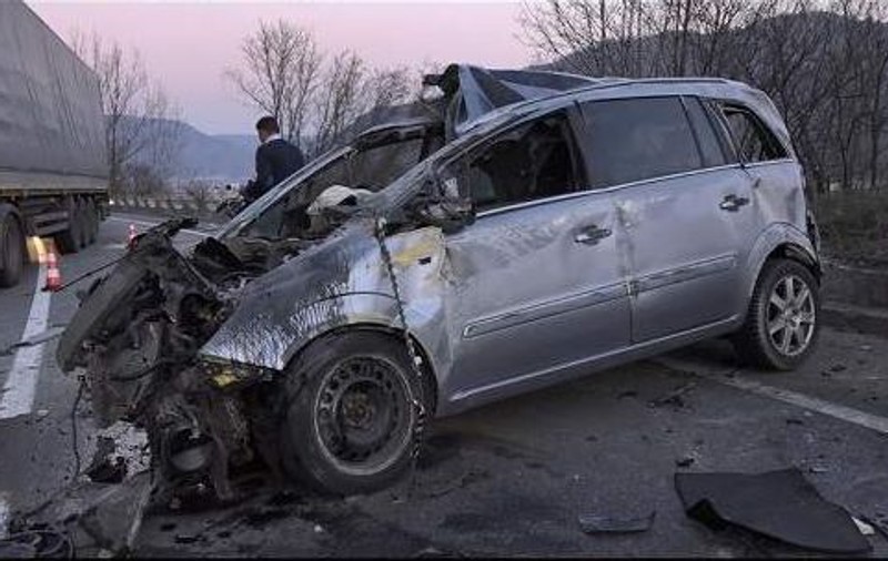 Accident grav pe DN 6. Doi copii în stare gravă, după ce tatăl lor s-a răsturnat cu mașina pe contrasens și a intrat într-un TIR