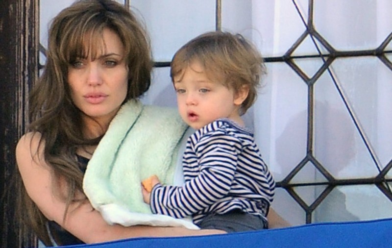 Angelina Jolie nu se poate bucura nici de un duş singură