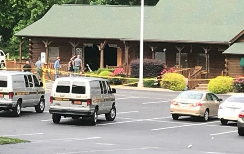 Un bărbat din Carolina de Nord a intrat cu mașina în restaurantul unde lua masa familia sa. Și-a ucis fiica și nora