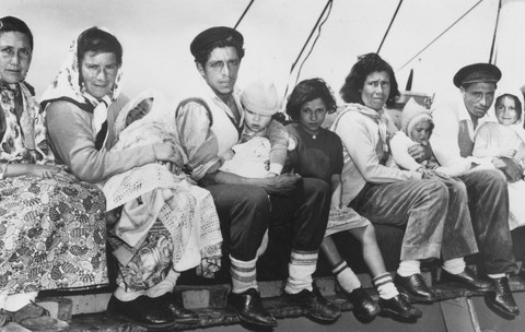21 octombrie 1961- Persoanele evacuate de pe insula Tristan da Cunha din Atlanticul de Sud se află la bordul unui vas de linie olandez cu destinația Cape Town, în urma unei erupții vulcanice