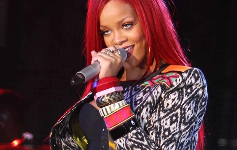Rihanna susţine că nu s-ar dezbrăca pentru bani