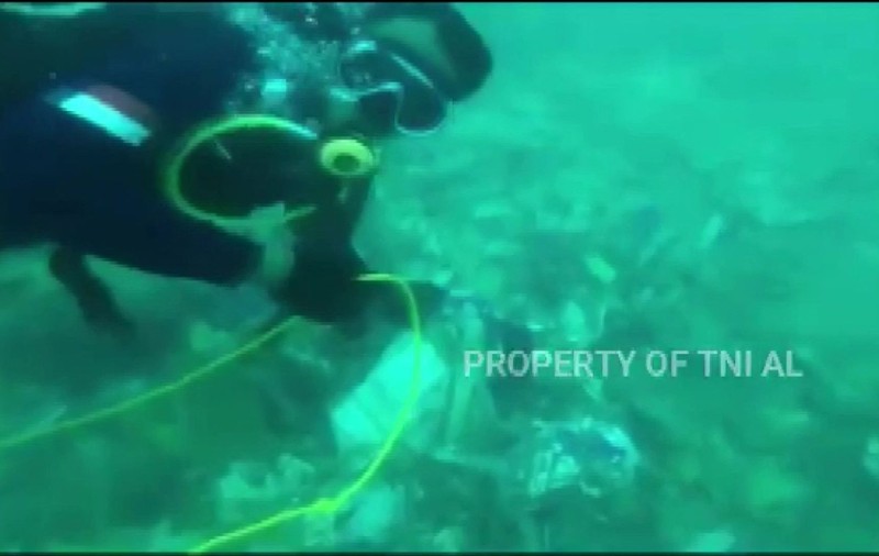 VIDEO | Scafandrii din Indonezia au localizat cutiile negre ale avionului prăbușit în Marea Java. „Va fi o operațiune non-stop”