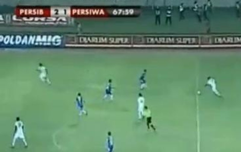 Video | Gol marcat de la jumătatea terenului, în campionatul indonezian