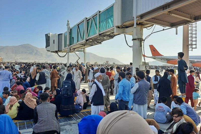 Aeroportul din Afganistan, luat cu asalt de mii de oameni care vor să plece din țară
