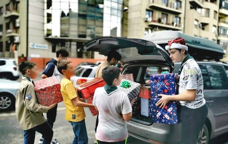 Ghete, șosete, cadouri și zâmbete pentru 650 de copii. „Magazinul faptelor bune” din Capitală, în slujba lui Moș Crăciun