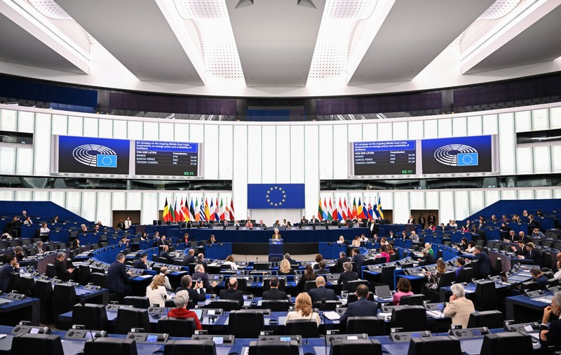 Cum a reușit o organizație care crede că Putin e „un salvator magic” și extratereștrii trăiesc printre noi să penetreze structurile politice și de securitate din Europa